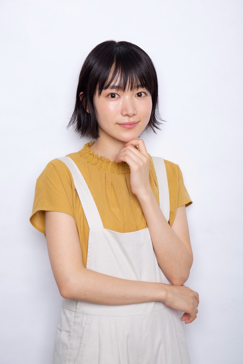 小川紗良演じるサラ。