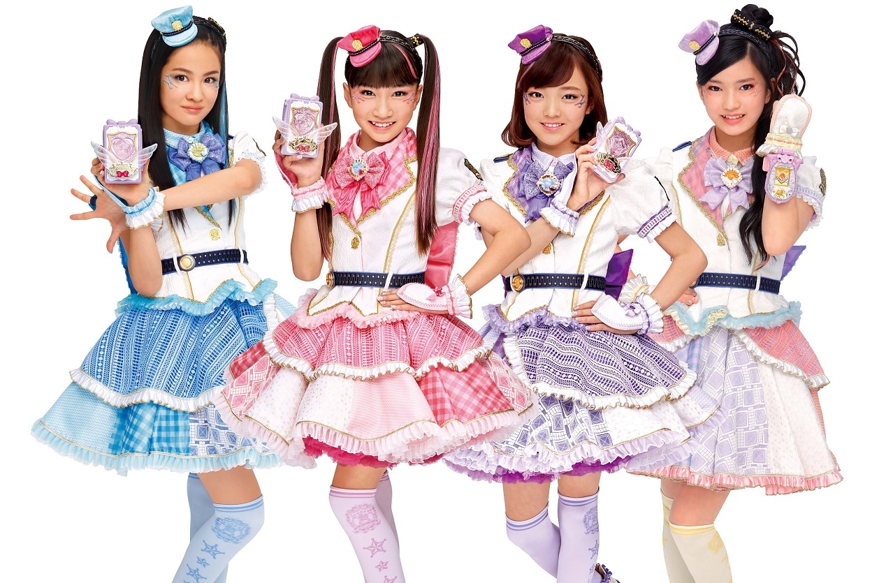 ラブパトリーナのメンバー。左から山下結衣演じる青瀬コハナ、渡辺未優演じる愛羽ツバサ、山口莉愛演じる紫原サライ、杉浦優來演じる七色ソラ。