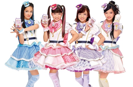 ラブパトリーナのメンバー。左から山下結衣演じる青瀬コハナ、渡辺未優演じる愛羽ツバサ、山口莉愛演じる紫原サライ、杉浦優來演じる七色ソラ。