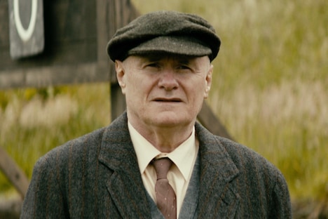 「キーパー ある兵士の奇跡」新場面写真より、デイヴ・ジョーンズ演じるロバーツ。