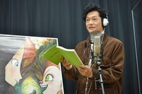 アフレコ中の井浦新。