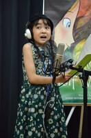 アフレコ中の新津ちせ。