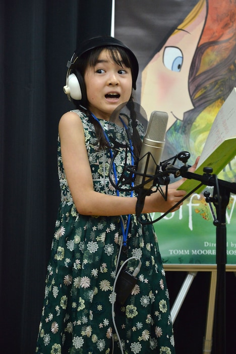 アフレコ中の新津ちせ。