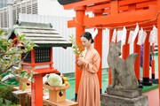東映稲荷にて、新型コロナウイルスの終息と映画のヒットを祈願する松井玲奈。