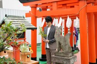 東映稲荷にて、新型コロナウイルスの終息と映画のヒットを祈願する三浦翔平。