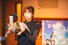 アフレコをしている宇垣美里。