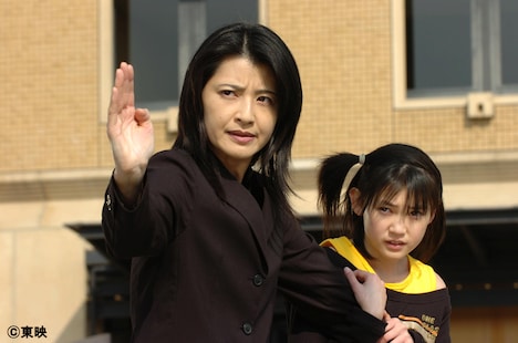 「獣拳戦隊ゲキレンジャー」より、伊藤かずえ演じる真咲美希（左）と桑江咲菜演じる真咲なつめ（右）。