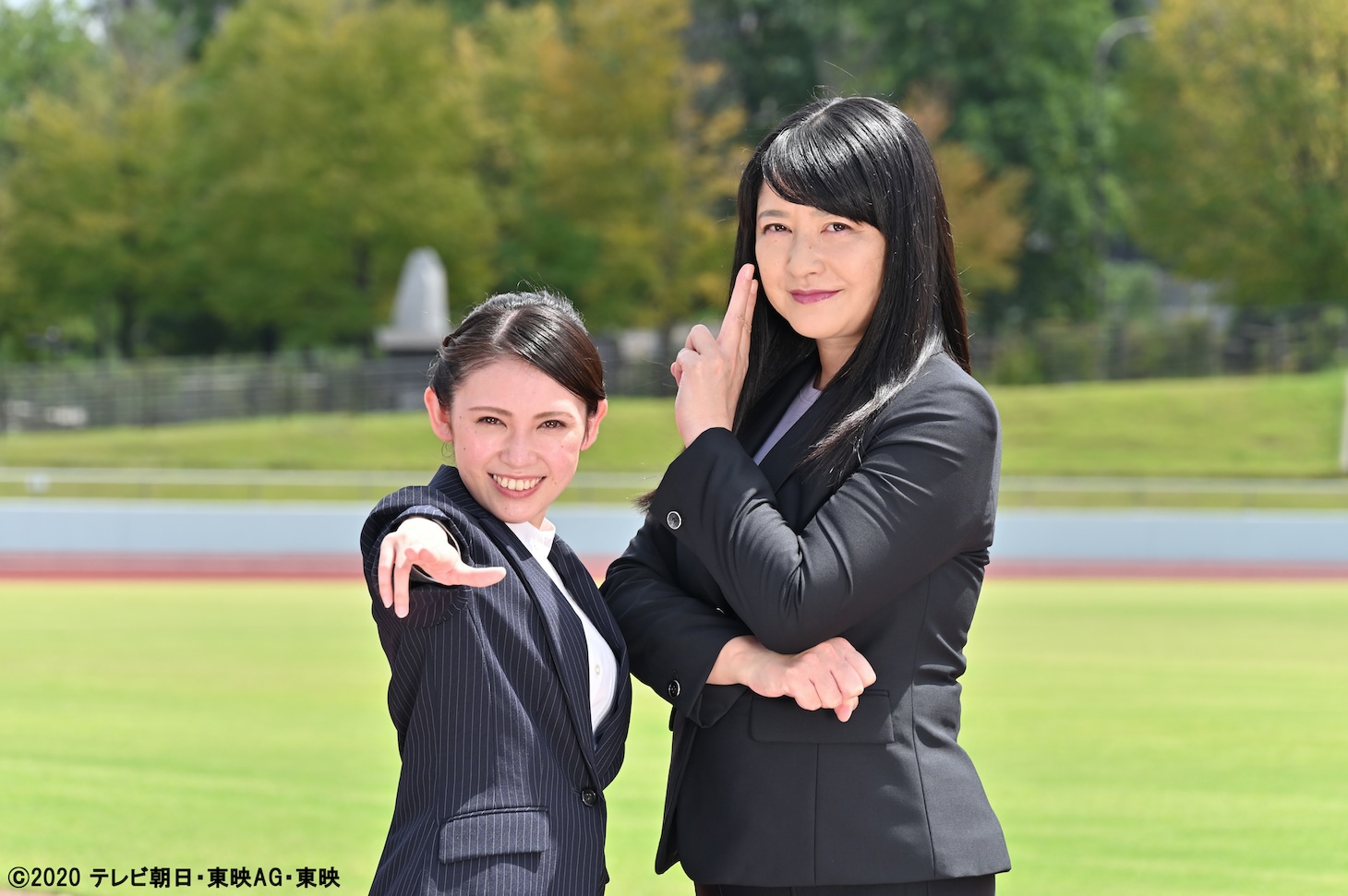「魔進戦隊キラメイジャー」第27話より、桑江咲菜演じる真咲なつめ（左）と伊藤かずえ演じる真咲美希（右）。
