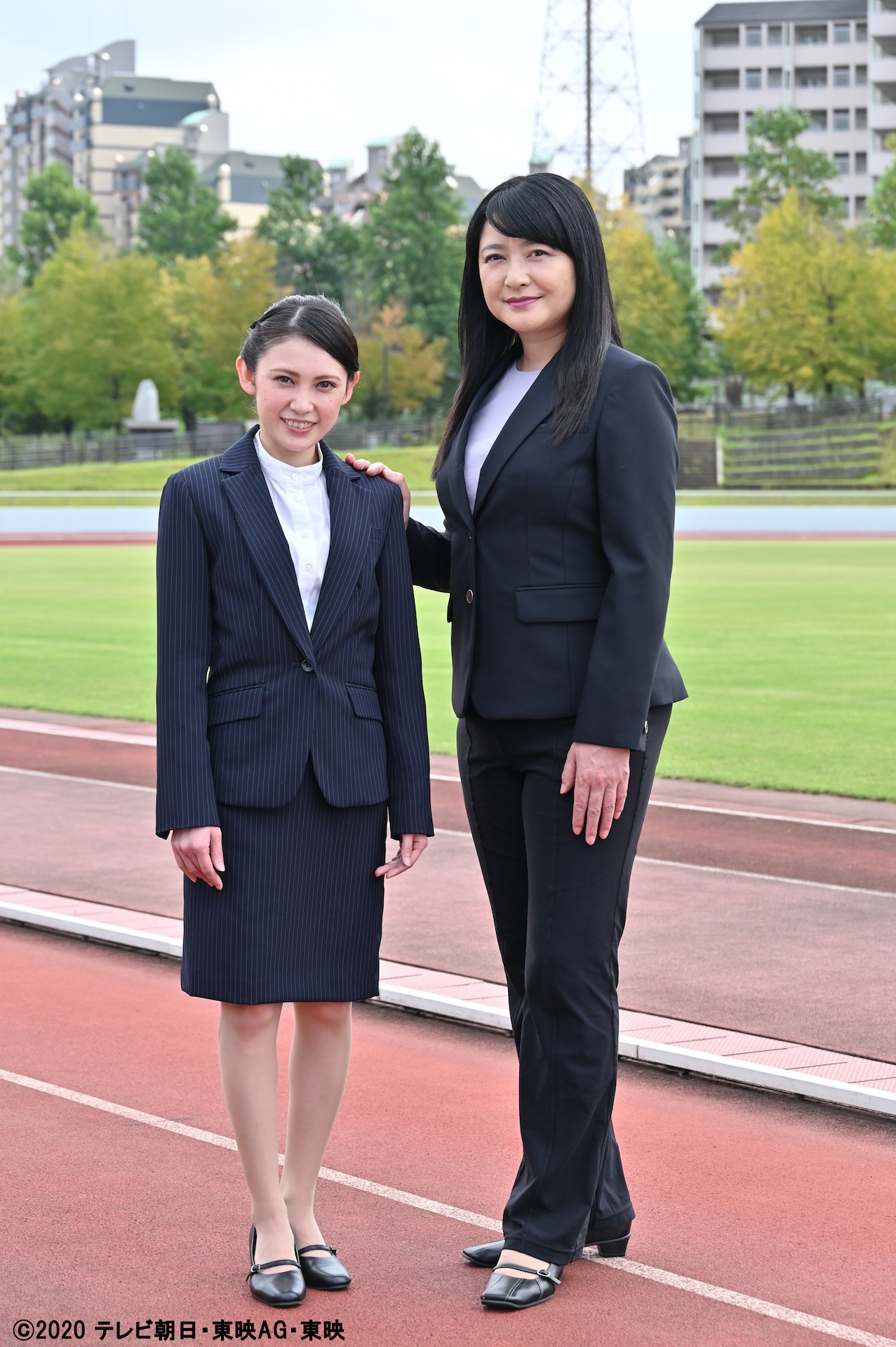 「魔進戦隊キラメイジャー」第27話より、桑江咲菜演じる真咲なつめ（左）と伊藤かずえ演じる真咲美希（右）。
