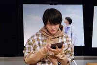 視聴者からのコメントを読む神木隆之介。