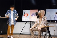 馬の被り物をする神木隆之介（右）。