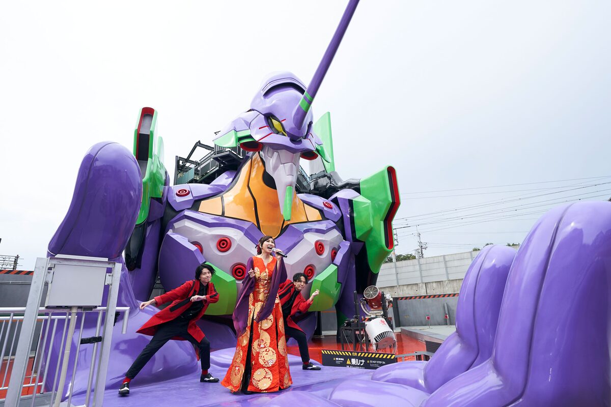 エヴァンゲリオン京都基地 祝オープン 高橋洋子が初号機の手のひらで歌う 映画ナタリー
