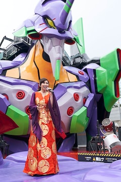エヴァンゲリオン京都基地 祝オープン 高橋洋子が初号機の手のひらで歌う 映画ナタリー エヴァンゲリオン京都基地 祝オープン 高橋洋子が初号機の手のひらで歌う 映画ナタリー