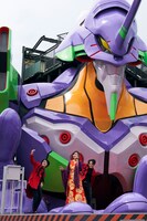 エヴァンゲリオン初号機の手のひらの上で歌唱する高橋洋子（中央）。