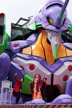 エヴァンゲリオン初号機の手のひらの上で歌唱する高橋洋子（中央）。