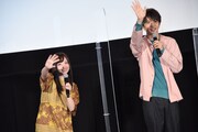 カメラ越しに中継先の観客へ手を振る橋本環奈(左)と佐藤大樹(右)。