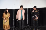 左から橋本環奈、佐藤大樹、久保茂昭。