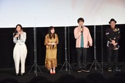 歌い終えてホッとする伶(左)。