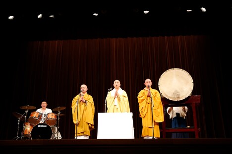 「鬼ガール！！」特別試写会で行われた護摩法要の様子。