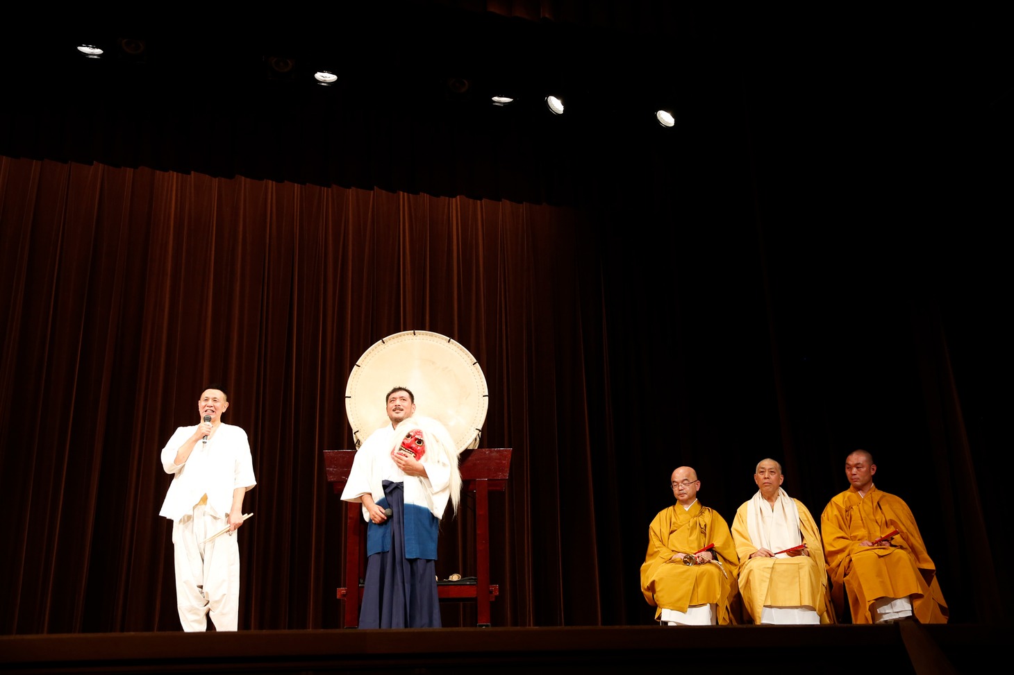 「鬼ガール！！」特別試写会で行われた護摩法要の様子。