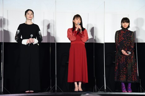 左から美村里江、多部未華子、岸井ゆきの。