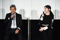 夫婦役で共演した美村里江（右）と鶴見辰吾（左）。