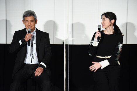 夫婦役で共演した美村里江（右）と鶴見辰吾（左）。