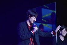 「こんばんは！ わーうれしいな」とリモート参加したファンに手を振る綾野剛。