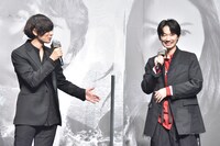 左から川上洋平、綾野剛。