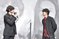 「また新しい顔を出してきた」と綾野剛（右）に感想を伝える川上洋平（左）。