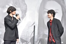 「また新しい顔を出してきた」と綾野剛（右）に感想を伝える川上洋平（左）。