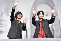 ムービーカメラに手を振る綾野剛（右）と川上洋平（左）。