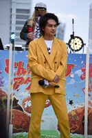 からし色のスーツで登場した北村匠海。