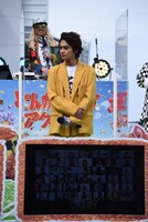 リモートで参加したファン（手前スクリーン）と北村匠海。