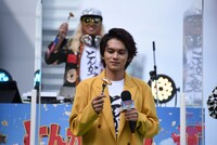 とんかつを見つめる北村匠海。