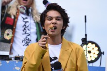 とんかつを食す北村匠海。