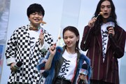 左から加藤諒、山本舞香、栗原類。