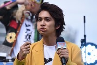 とんかつを食す北村匠海。