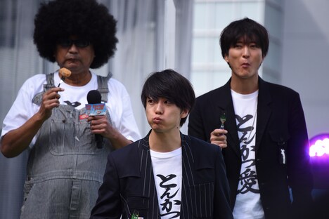 左からブラザートム、伊藤健太郎、浅香航大。