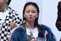 とんかつを食す山本舞香。