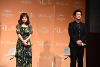 左から永作博美、井浦新。