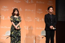 左から永作博美、井浦新。