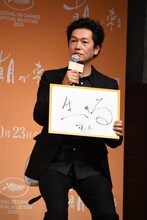 「あなたにとって家族とは？」という質問に答える井浦新。