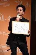「あなたにとって家族とは?」という質問に答える井浦新。