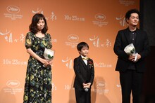 左から永作博美、佐藤令旺、井浦新。