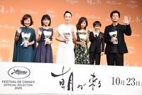 「朝が来る」完成報告会見の様子。