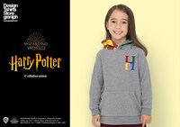 キッズ ロングスリーブパーカー（3人のシルエット / 税込4378円）着用ビジュアル。