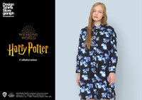 シャツワンピース（パトローナス パターン / 税込7150円）着用ビジュアル。