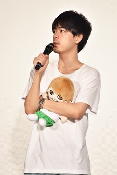 成田凌が大倉忠義のぬいぐるみ抱き 窮鼠 イベントに登場 行定勲と 3人 でヒット祝う イベントレポート 映画ナタリー