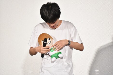 大倉忠義のぬいぐるみのパンツがずり落ち、焦る成田凌。